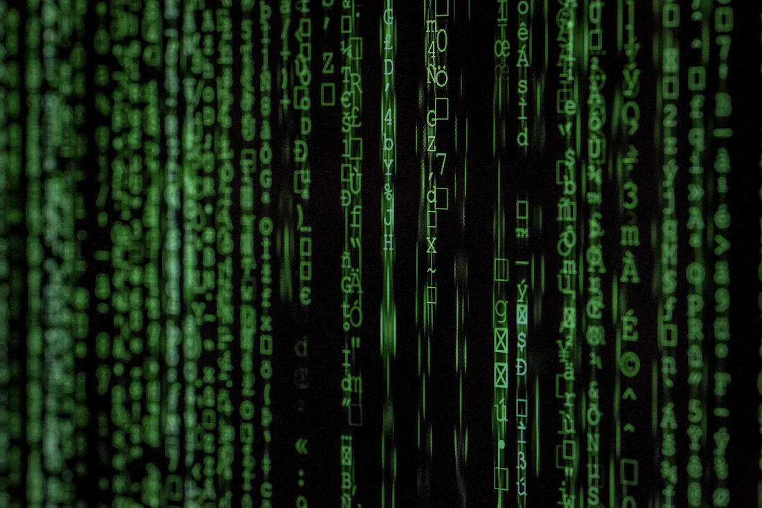 Linhas de código em tela escura