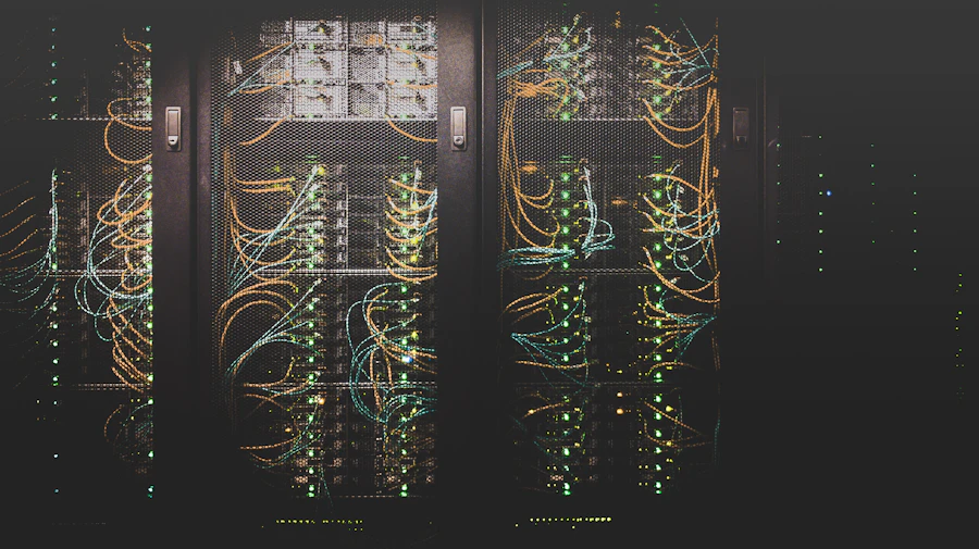 Corredor de data center com racks iluminados ao fundo