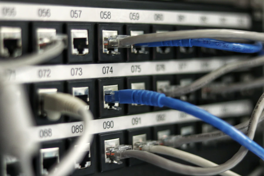 Fileira de servidores em um rack de rede